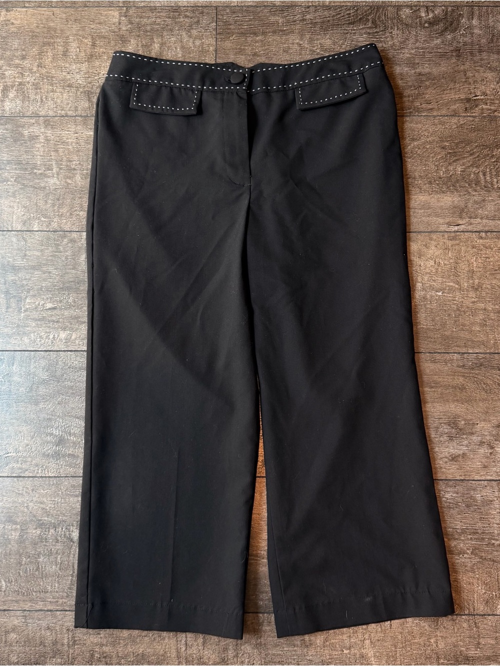 Cropped Black Wide-Leg Dress Pants with Waistband Detail